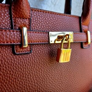 "Hey! Is that a Kelly....birkin...?"  Nope, but sure looks like it!!